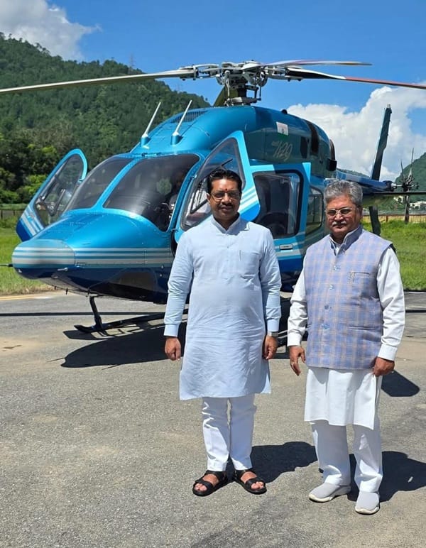 दुष्यंत गौतम (दाएं) अजेय कुमार के साथ (स्रोत - सोशल मीडिया)